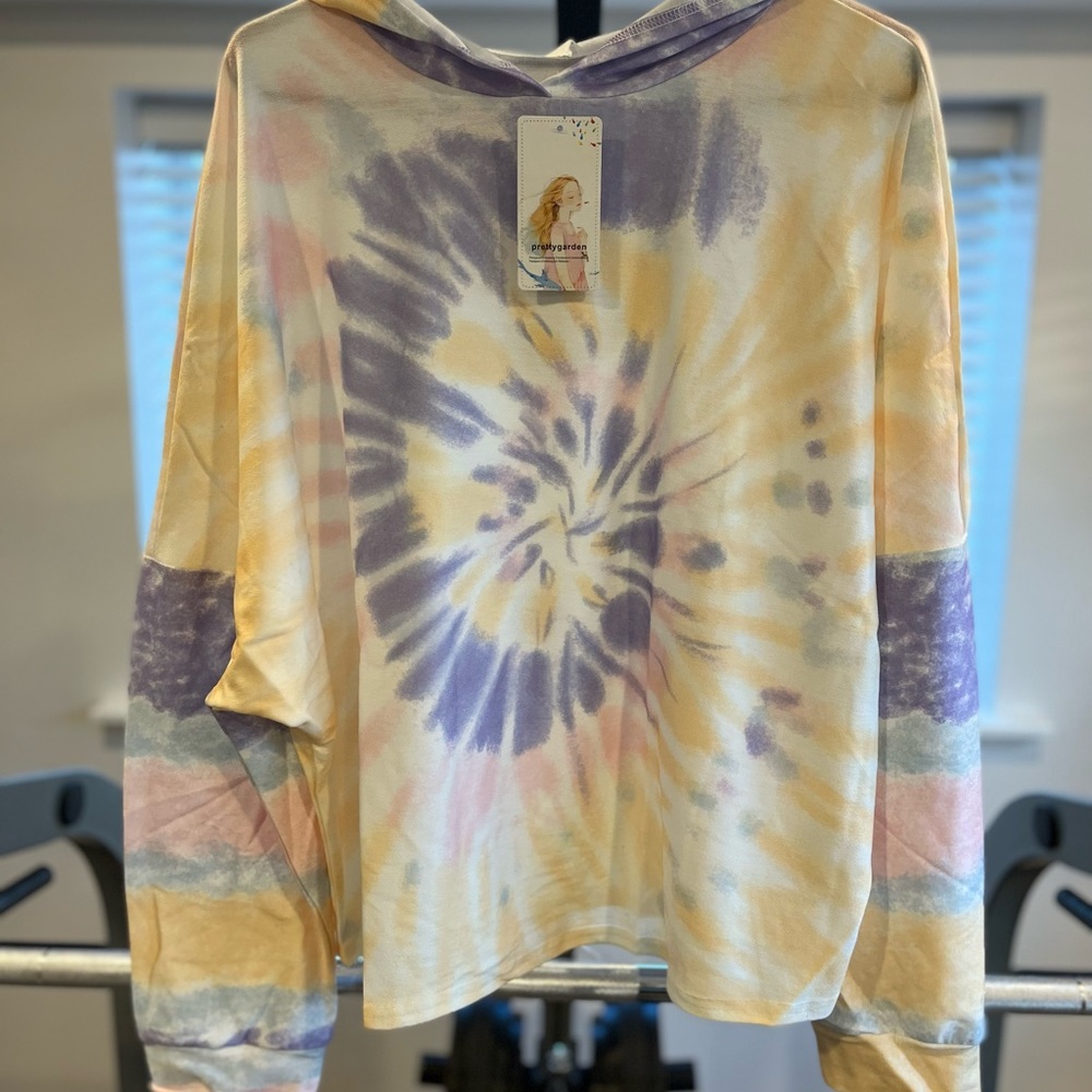 Cropped Tie-Dye Hoodie